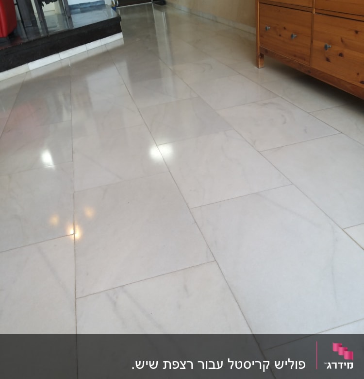 רצפה נקייה ומבריקה עם רפלקציה של אור